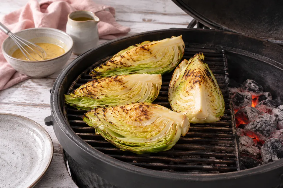 Spitzkohl vom Grill mit Senfdressing: indirekte Garzone